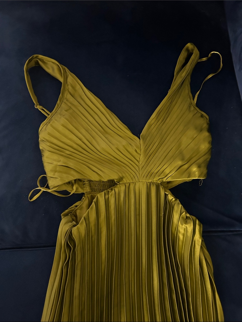 👒👒👒Sincerely Jules Olive Green Pleated Satin Maxi Dress - Picture 2 of 3